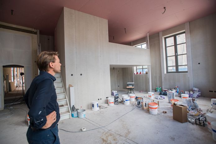 Er wordt nog druk gewerkt in de voormalige lts. Architect Johan Blokland komt een kijkje nemen in een toekomstige loft.