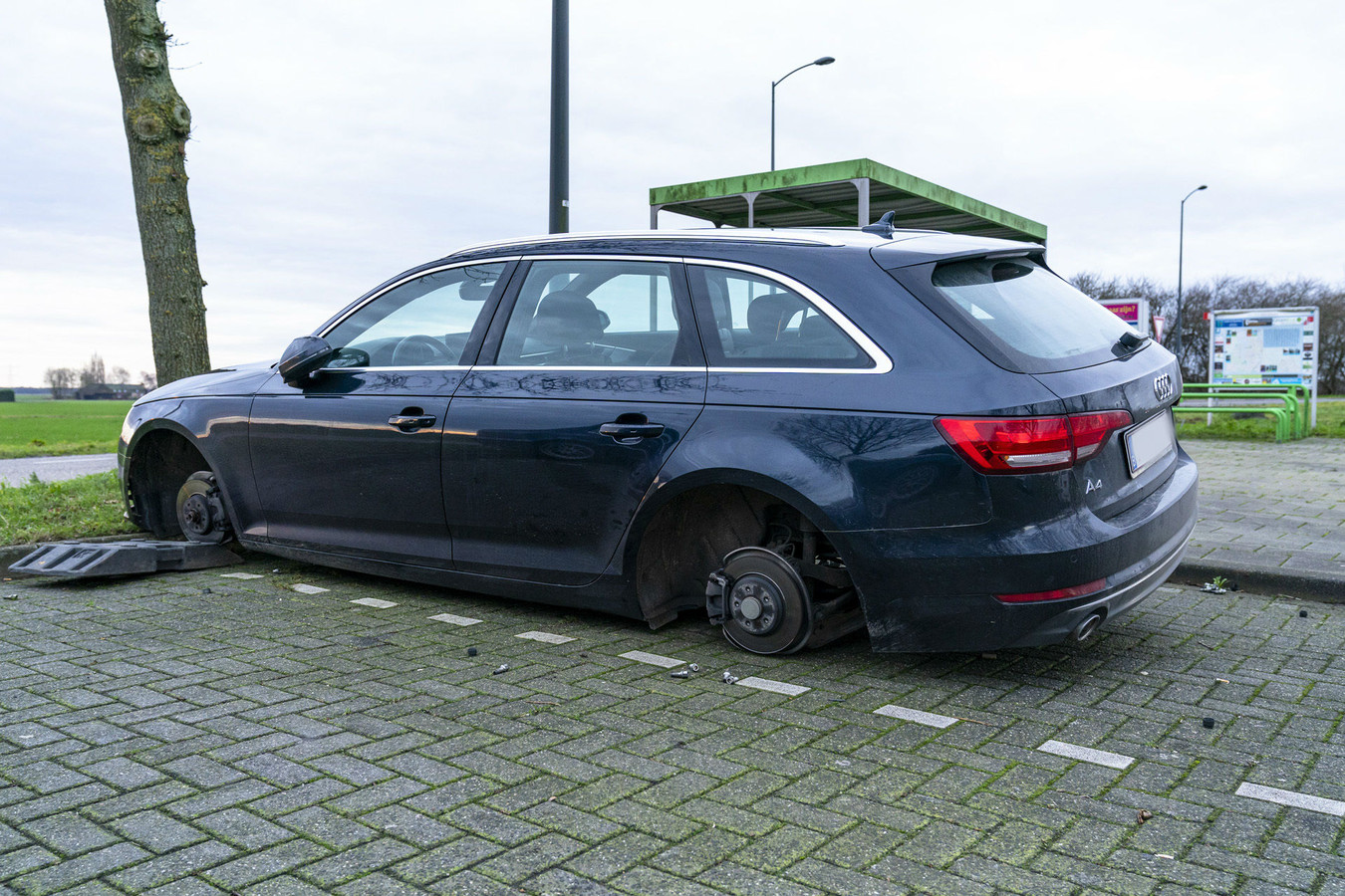 Dieven stelen wielen van Audi op carpoolplaats in Den Hout Foto