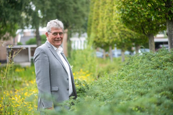 Johan Coes op z’n laatste werkdag tussen het groen bij het Wierdense raadhuis. „Ik was ook de wethouder van biodiversiteit.”
