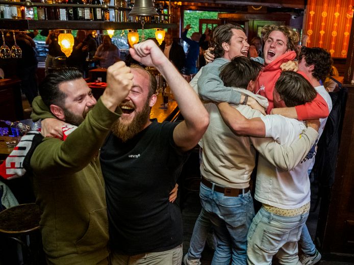 Grote blijdschap bij fans van Excelsior in Cafe Hoekzight in Rotterdam Kralingen na de bloedstollende strafschoppenserie tegen ADO Den Haag.