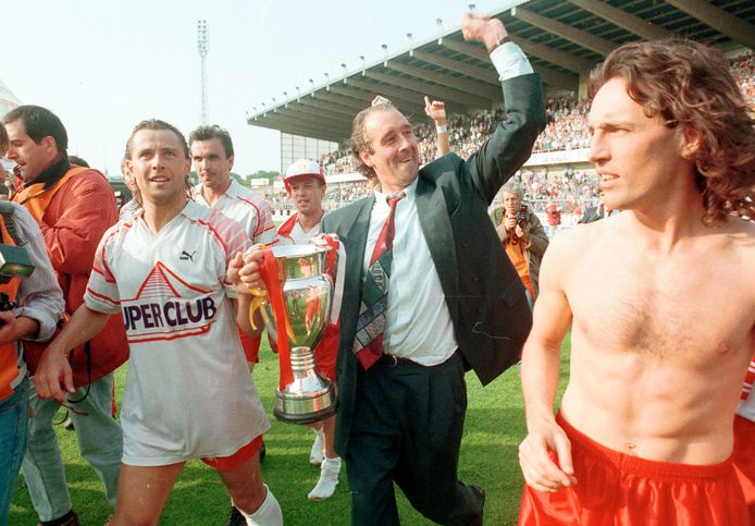 7 juni 1992: Antwerp viert feest in het Olympiastadion in Brugge. U herkent onder meer Lehnhoff, Claesen (met pet), Meeuws en Smidts.