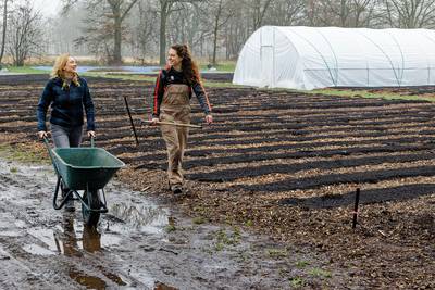 Marilou en Winnie beginnen samen een pluktuin: ‘We hebben onze kantoorbaan opgezegd’