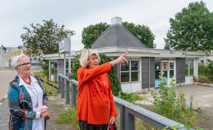 Sylvia van Ommen (r), vertegenwoordiger van Buurtcomité Herontwikkeling Strandweg 11.