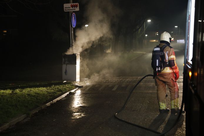 De brandweer blust de regelkast bij de camera in Langdonk.