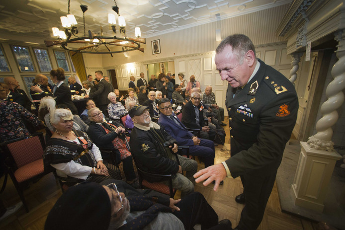 Luitenant-generaal Hans van Griensven, ontving onlangs nog als blijk van goede wil Molukse KNIL veteranen.