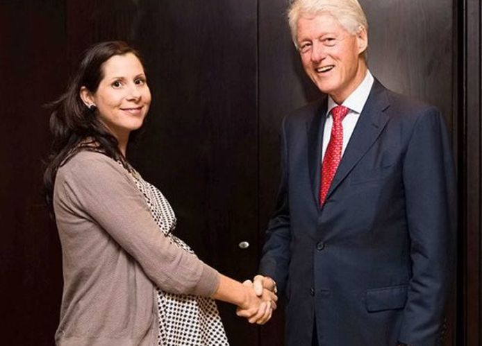 Oud-studente politicologie Elif Yavuz schudt de hand van Bill Clinton.