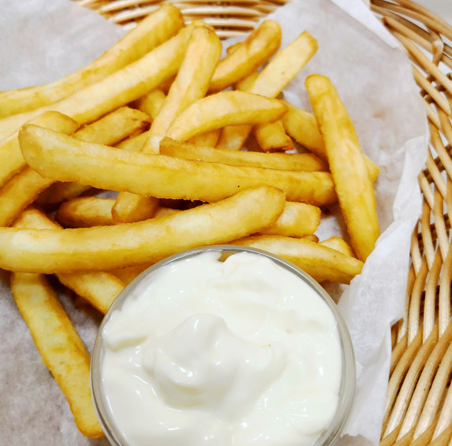 Friet met mayonaise.