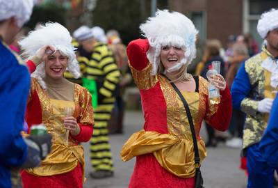 Even de pruik vasthouden; carnavalsgroepen Zeddam hebben zich door storm Dennis heengeslagen