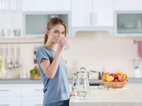 Met deze 5 tips lukt het eindelijk om meer water te drinken