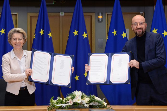Voorzitter Ursula von der Leyen van de Europese Commissie en EU-president Charles Michel tekenden het akkoord tijdens een korte ceremonie.