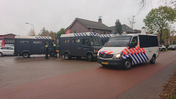 Aan de Spaanderstraat doorzoekt men een transportbedrijf