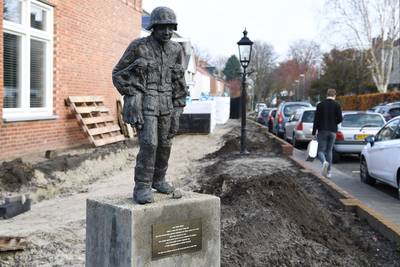 ‘De goede Duitser’, ofwel ‘Ons Kareltje’, schuift in Riel een stukje op
