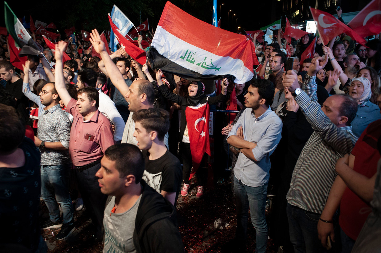 Sympathisanten van Erdogan vieren zijn overwinning. Beeld Photo News