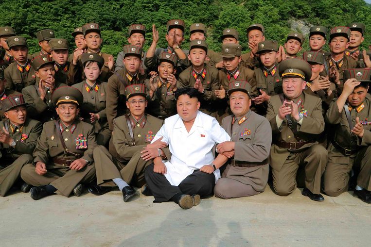De Noord-Koreaanse leider Kim Jong-Un poseert tussen zijn soldaten. Beeld REUTERS