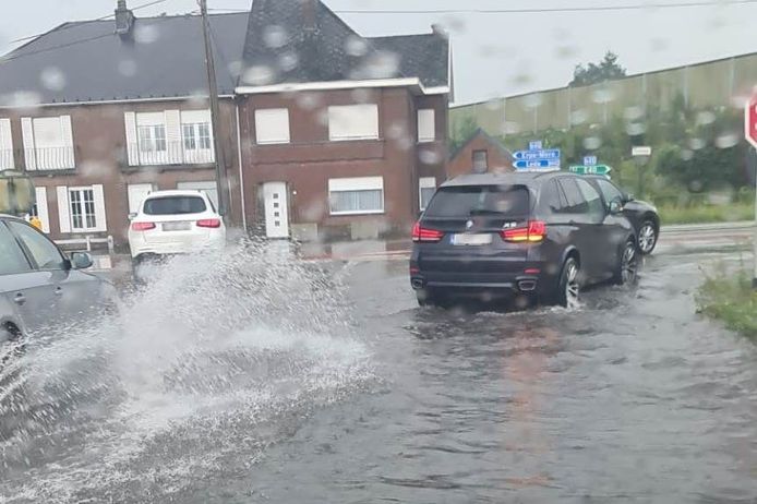 De afrit van de E40 komende uit Brussel werd in Erpe-Mere (Oost-Vlaanderen) even herschapen tot een ploeterbad.