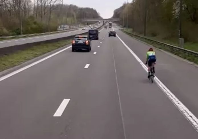 Olivija Baleisyte belandt tijdens de Brabantse Pijl tussen het drukke autoverkeer.