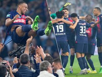 Mbappé neemt afscheid van PSG met beker, ploegmaats gooien hem na zege tegen Lyon de lucht in
