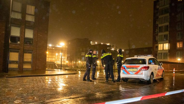 Politie op de plek op IJburg waar Yassine Abdellaoui woensdag in zijn been werd geschoten Beeld ANP