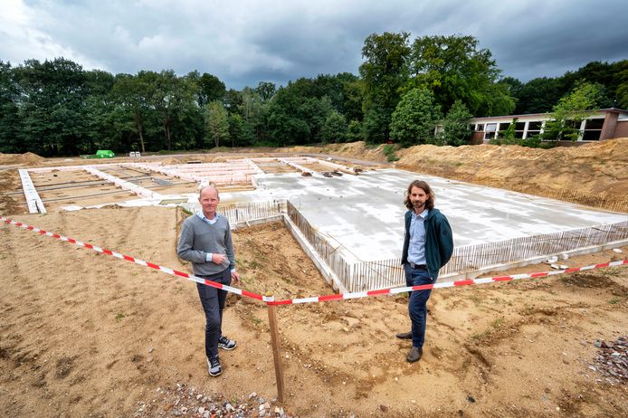 Erik Wiersema (links) en Midas Delnooz bij de nieuwbouw van Prisma College aan de Heijenoordseweg in Arnhem.