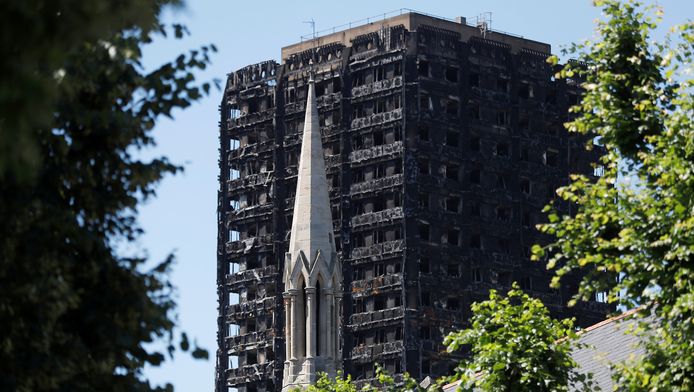 De volledig uitgebrande Grenfell Tower in Londen.