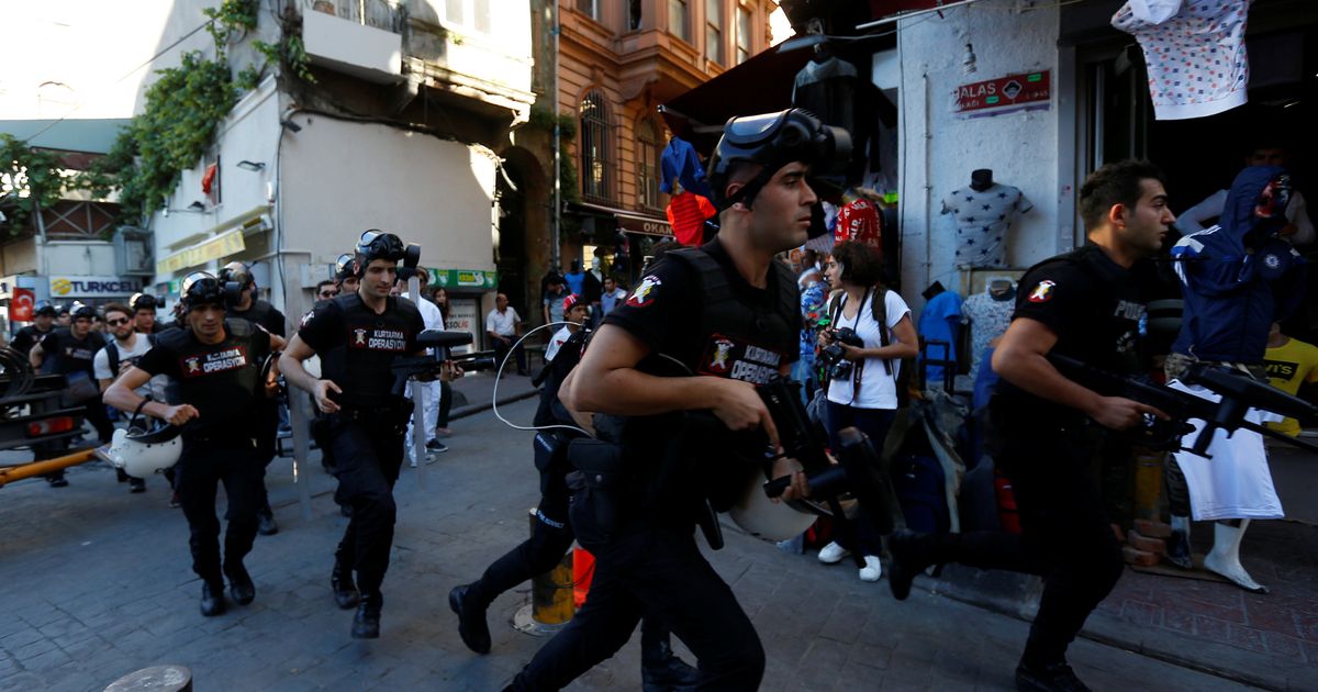 Politie Istanboel schiet rubberkogels om Gay Pride te verhinderen