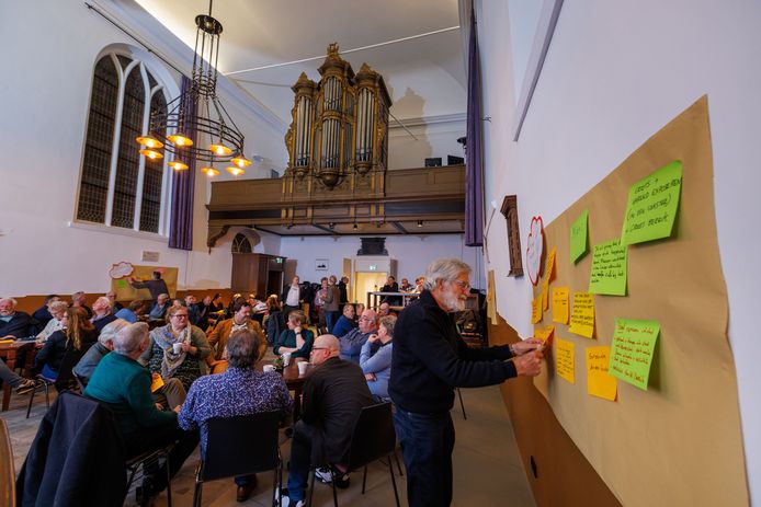 In de Sint Annakapel in Kampen wordt er gedebatteerd over de toekomst van de kogge, en de waarde ervan voor de stad.