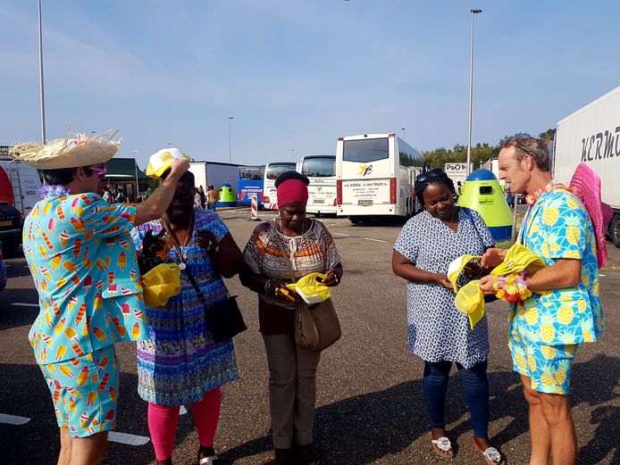 Twee clowneske types delen namens KWF Kankerbestrijding petjes en zonnebrandcrème uit op het parkeerterrein bij Hazeldonk. De organisatie heeft zaterdagochtend vakantiegangers en passanten bewust gemaakt van de gevaren van zonverbranding.