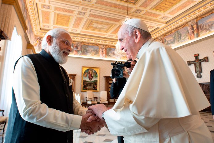 De eerste minister van India Narendra Modi en paus Franciscus.
