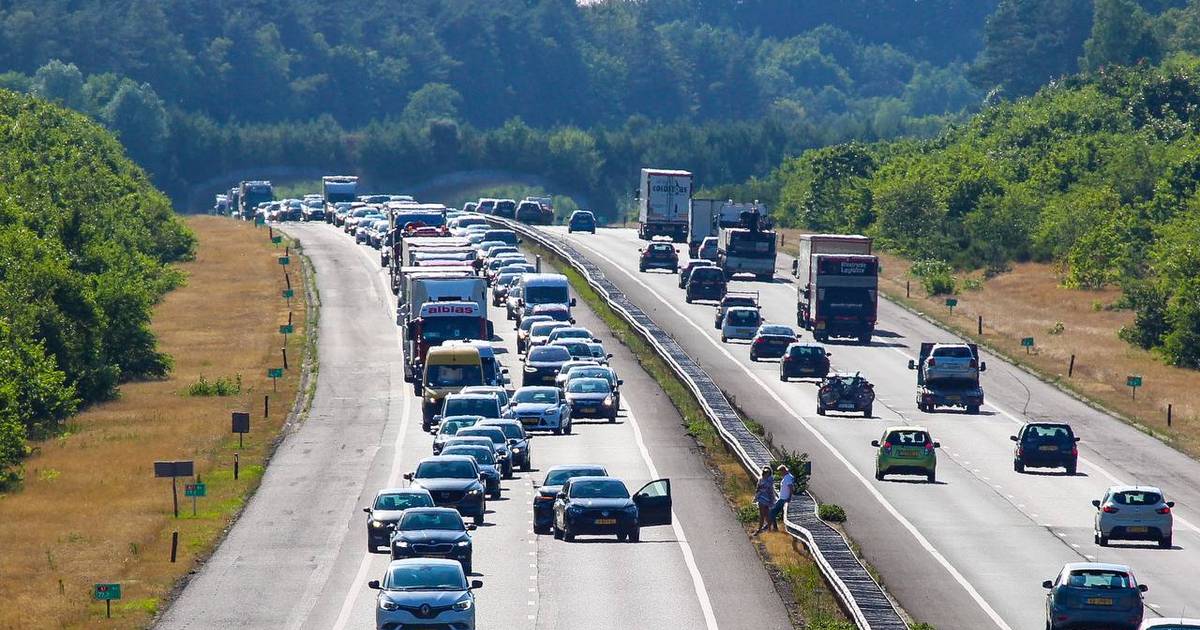 Meerdere ongelukken zorgen voor problemen op de A1 richting Apeldoorn: weg tussen Stroe en Kootwijk afgesloten.