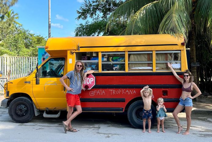 Na het overlijden van hun zoontje Foss, vertrokken Wannes, Julie en hun twee jonge kinderen Seb en Pippa op roadtrip met een oude schoolbus door Noord- en Latijns-Amerika.