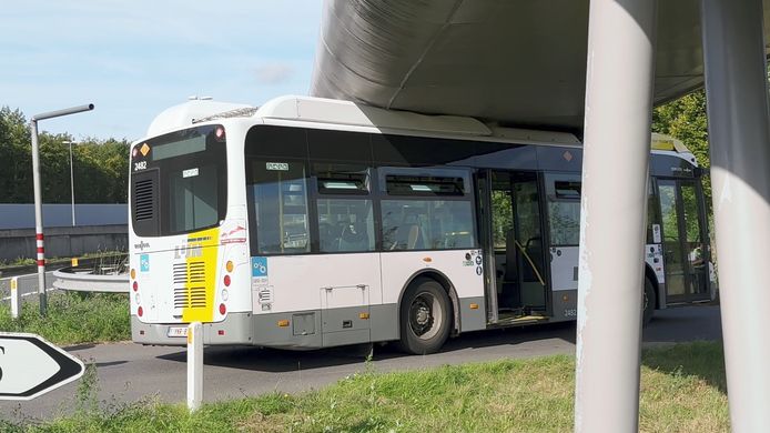 De bus kwam vast te zitten onder een fietsersbrug bij Sint-Michiels.