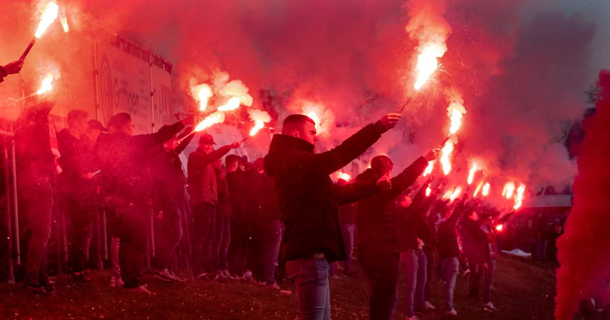 ‘Eindelijk kan het weer’ en dat moet gevierd worden: spectaculaire 'openingsceremonie' bij derby in 
