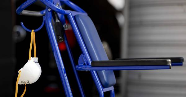 Apeldoorner (57) opgepakt voor verkoop 15.000 gebrekkige mondkapjes: zorgcentra de dupe - De Gelderl