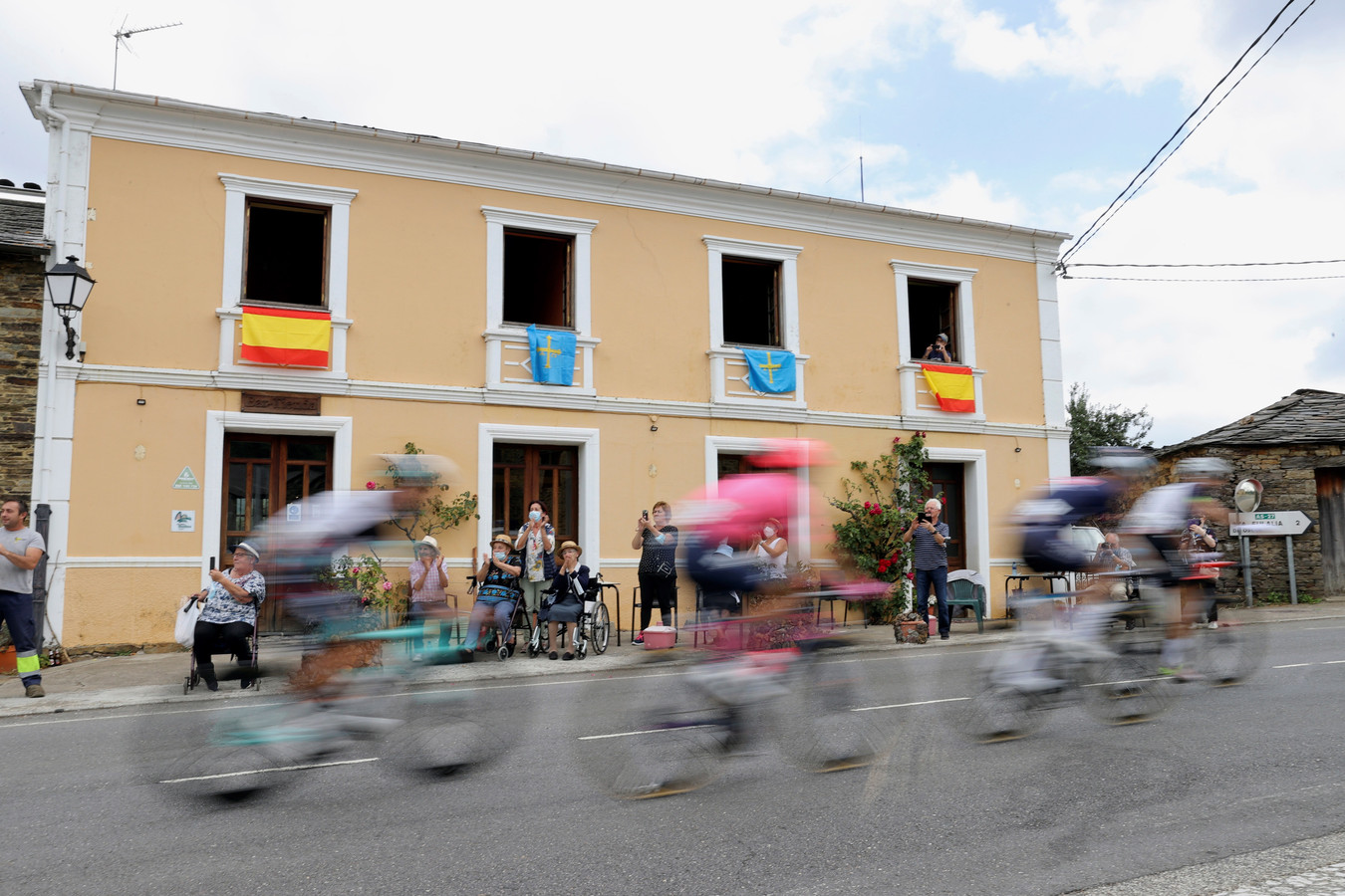 Renners flitsen voorbij tijdens de Ronde van Spanje.