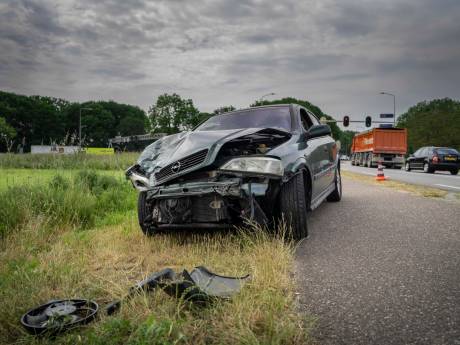 Dronken man (41) rijdt door in zwaarbeschadigd voertuig na ernstige aanrijding 