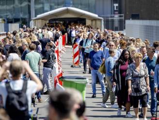 Schiphol neemt maatregelen tegen hitte: ijsjes voor wachtende reizigers
