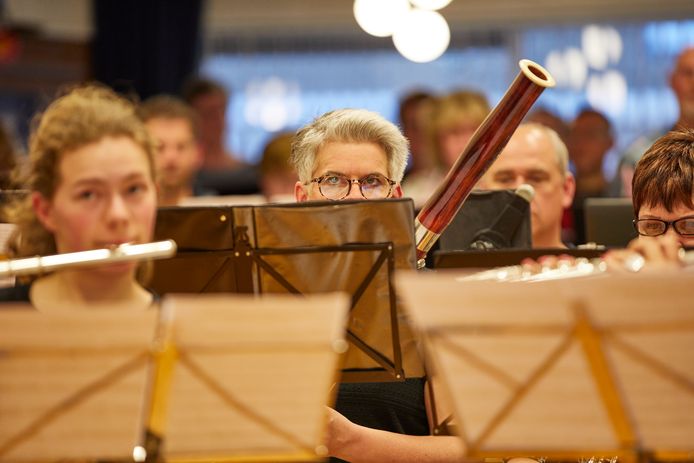 Het projectkoor olv Lotte Sieverink repeteert voor haar concert op 5 mei