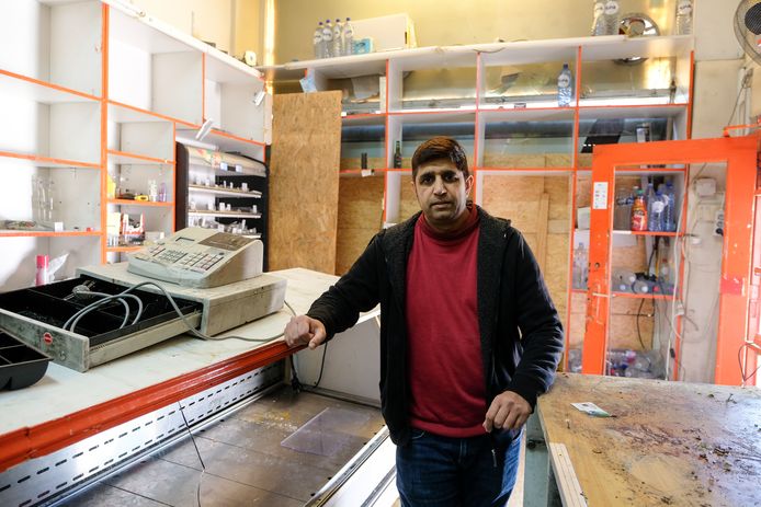 Muhammad Sajid Khan in zijn kapotgeslagen winkel