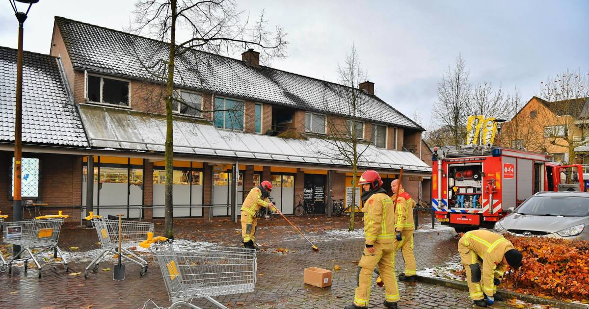 Zwaar vuurwerk gaat af in appartement boven de Jumbo in Hapert, veel schade