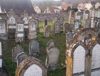 Verontwaardiging in Frankrijk nadat ruim 100 Joodse grafzerken met hakenkruisen beklad worden