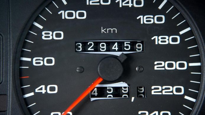Nederlanders importeren vaak auto's uit Duitsland. Omdat het terugdraaien van de teller daar niet verboden is, schat de Duitse politie dat een op de drie kilometertellers is gemanipuleerd.