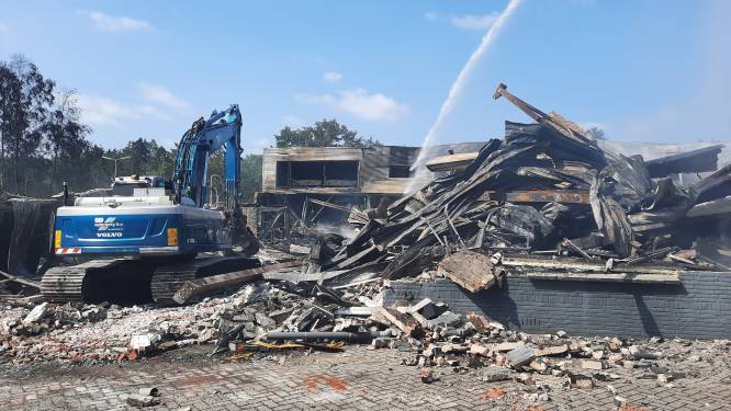 Een dag na de brand in Soesterberg trekken de rookwolken op: ‘Hier schieten de tranen van in je ogen’