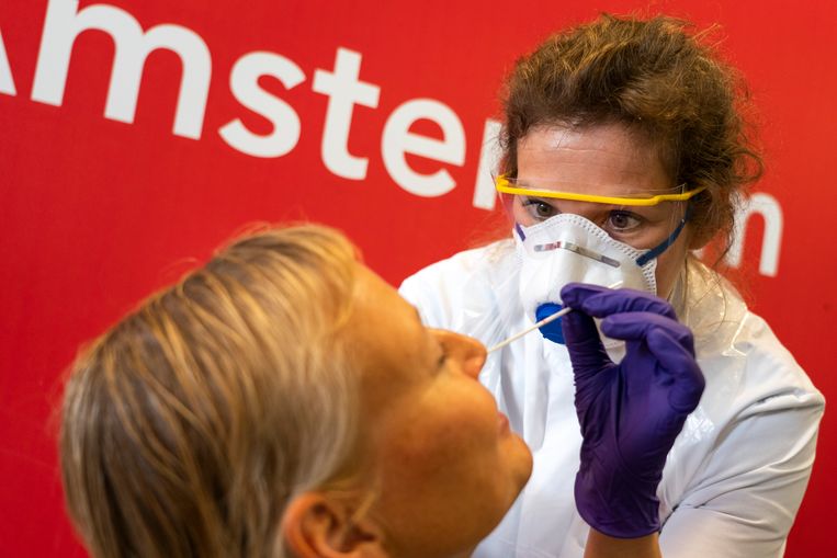 Een zorgmedewerker wordt getest op het coronavirus door medewerkers van de GGD Amsterdam. Beeld Hollandse Hoogte /  ANP