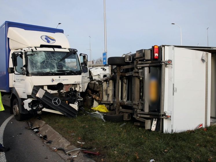 Gewonden door botsing tussen vrachtwagen en bakwagen bij Apeldoorn