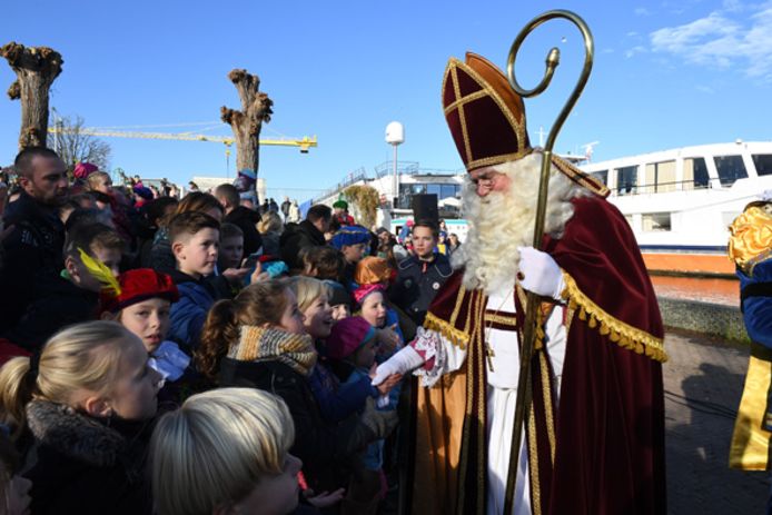 Kinderen ontmoeten Sinterklaas op de Loswal in Grave in 2018.