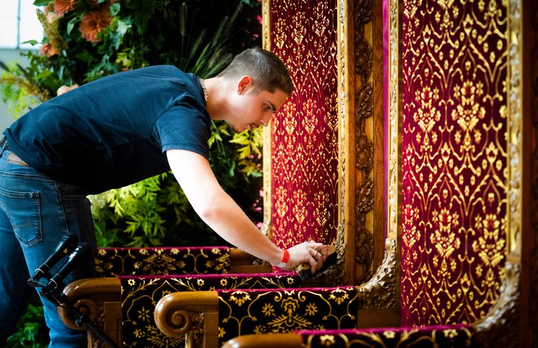 In de grote kerk in Den Haag wordt de laatste hand gelegd aan de troon waar de koning vandaag de Troonrede uitspreekt. Beeld Freek van den Bergh / de Volkskrant 