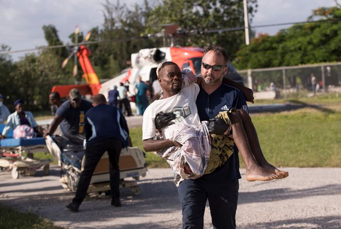 Amerikaanse hulpverleners brengen gewonden naar een ziekenhuis in Les Cayes.