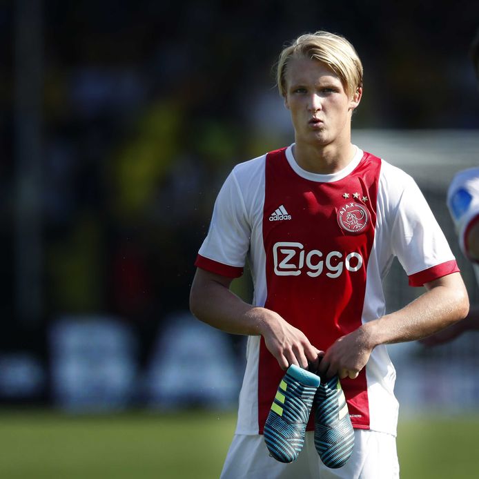 Met zijn twee goals in De Kuip blies Kasper Dolberg de spitsendiscussie bij Ajax nieuw leven in.