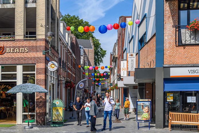 Onderneemster Anne van Rijswijk heeft het initiatief genomen om de winkelstraat wat op te fleuren.