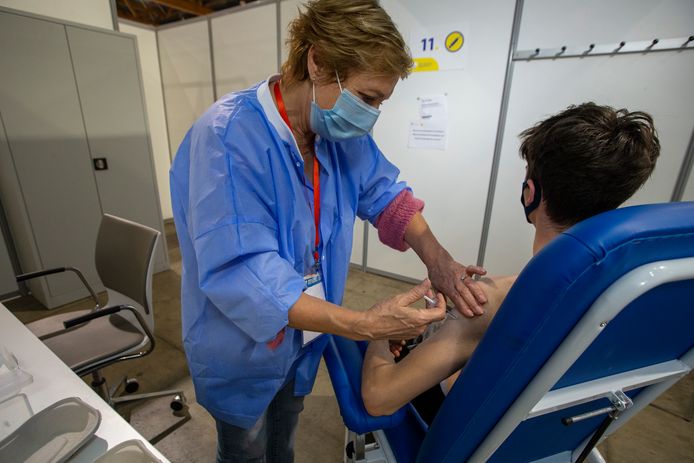 Un adolescent reçoit un vaccin Johnson & Johnson au centre de vaccination du Heysel en juin. Illustration.